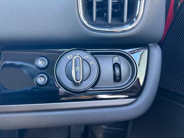 MINI クーパーD クロスオーバー オール4 衝突軽減ブレーキ アダプティブクルーズコントロール 純正ナビ バックカメラ クリアランスソナー オートマチックテールゲート フットトランクオープナー ETC 純正ルーフキャリアー シートヒーター(16枚目)