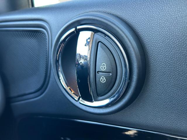 MINI クーパーD クロスオーバー オール4 衝突軽減ブレーキ アダプティブクルーズコントロール 純正ナビ バックカメラ クリアランスソナー オートマチックテールゲート フットトランクオープナー ETC 純正ルーフキャリアー シートヒーター(17枚目)