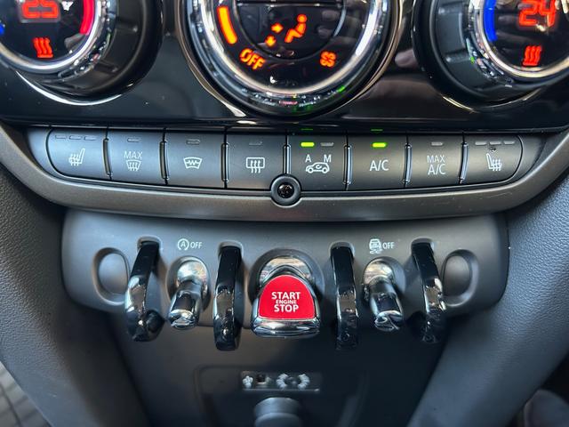 MINI クーパーD クロスオーバー オール4 衝突軽減ブレーキ アダプティブクルーズコントロール 純正ナビ バックカメラ クリアランスソナー オートマチックテールゲート フットトランクオープナー ETC 純正ルーフキャリアー シートヒーター(28枚目)