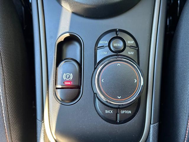 MINI クーパーD クロスオーバー オール4 衝突軽減ブレーキ アダプティブクルーズコントロール 純正ナビ バックカメラ クリアランスソナー オートマチックテールゲート フットトランクオープナー ETC 純正ルーフキャリアー シートヒーター(31枚目)