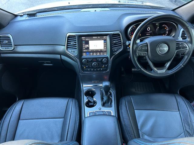 ジープ・グランドチェロキー アップランド 160台限定 黒革調シートカバー 純正ナビ AppleCarPlay バックカメラ フロントカメラ クリアランスソナー クルーズコントロール ヒルディセントコントロール フリップダウンモニター(4枚目)