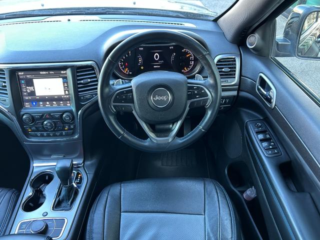 ジープ・グランドチェロキー アップランド 160台限定 黒革調シートカバー 純正ナビ AppleCarPlay バックカメラ フロントカメラ クリアランスソナー クルーズコントロール ヒルディセントコントロール フリップダウンモニター(5枚目)
