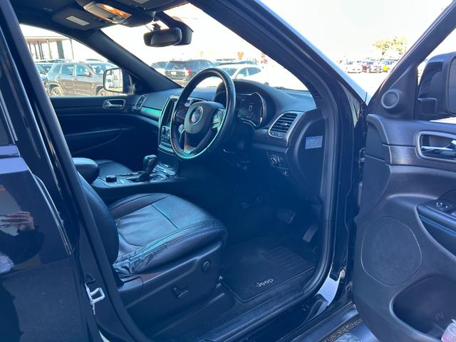 ジープ・グランドチェロキー アップランド 160台限定 黒革調シートカバー 純正ナビ AppleCarPlay バックカメラ フロントカメラ クリアランスソナー クルーズコントロール ヒルディセントコントロール フリップダウンモニター(6枚目)