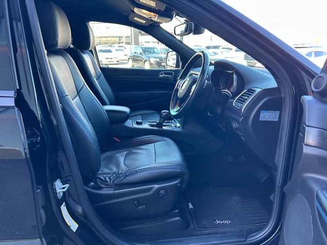 ジープ・グランドチェロキー アップランド 160台限定 黒革調シートカバー 純正ナビ AppleCarPlay バックカメラ フロントカメラ クリアランスソナー クルーズコントロール ヒルディセントコントロール フリップダウンモニター(7枚目)