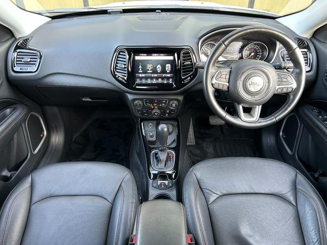 ジープ・コンパス リミテッド サンルーフ 黒革シート シートヒータ Beatsサウンド 衝突軽減B アダプティブクルーズコントロール ブラインドスポットモニター 純正ナビ AppleCarPlay バックカメラ クリアランスソナー(5枚目)