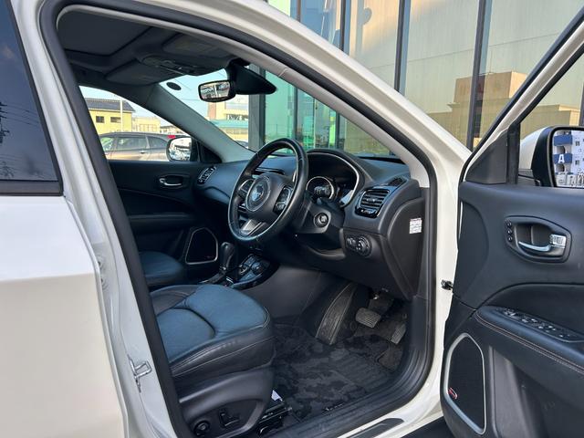 ジープ・コンパス リミテッド サンルーフ 黒革シート シートヒータ Beatsサウンド 衝突軽減B アダプティブクルーズコントロール ブラインドスポットモニター 純正ナビ AppleCarPlay バックカメラ クリアランスソナー(6枚目)