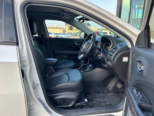 ジープ・コンパス リミテッド サンルーフ 黒革シート シートヒータ Beatsサウンド 衝突軽減B アダプティブクルーズコントロール ブラインドスポットモニター 純正ナビ AppleCarPlay バックカメラ クリアランスソナー(7枚目)