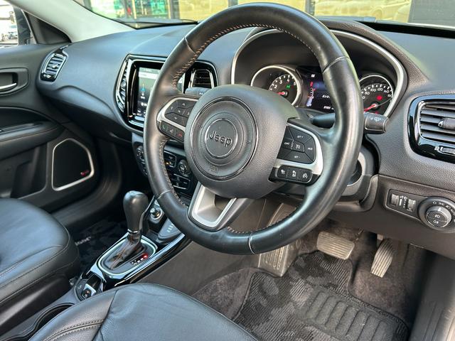 ジープ・コンパス リミテッド サンルーフ 黒革シート シートヒータ Beatsサウンド 衝突軽減B アダプティブクルーズコントロール ブラインドスポットモニター 純正ナビ AppleCarPlay バックカメラ クリアランスソナー(27枚目)