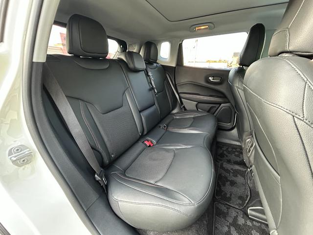 ジープ・コンパス リミテッド サンルーフ 黒革シート シートヒータ Beatsサウンド 衝突軽減B アダプティブクルーズコントロール ブラインドスポットモニター 純正ナビ AppleCarPlay バックカメラ クリアランスソナー(35枚目)