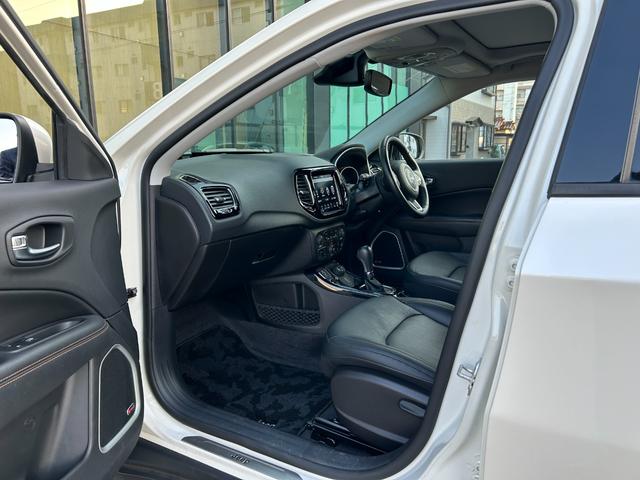 ジープ・コンパス リミテッド サンルーフ 黒革シート シートヒータ Beatsサウンド 衝突軽減B アダプティブクルーズコントロール ブラインドスポットモニター 純正ナビ AppleCarPlay バックカメラ クリアランスソナー(36枚目)