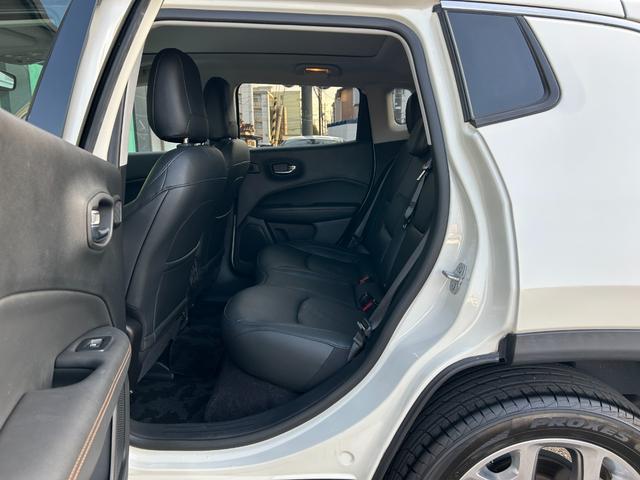 ジープ・コンパス リミテッド サンルーフ 黒革シート シートヒータ Beatsサウンド 衝突軽減B アダプティブクルーズコントロール ブラインドスポットモニター 純正ナビ AppleCarPlay バックカメラ クリアランスソナー(41枚目)