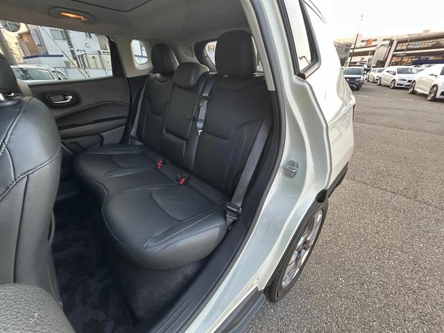 ジープ・コンパス リミテッド サンルーフ 黒革シート シートヒータ Beatsサウンド 衝突軽減B アダプティブクルーズコントロール ブラインドスポットモニター 純正ナビ AppleCarPlay バックカメラ クリアランスソナー(42枚目)