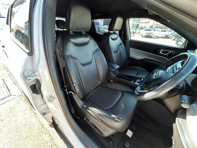 ジープ・コンパス リミテッド 黒革シート シートヒーターALPINEサウンド 衝突軽減ブレーキ アダプティブクルーズコントロール ブラインドスポットモニター 純ナビ CarPlay 360カメラ クリアランスソナー 電動リアゲート(8枚目)