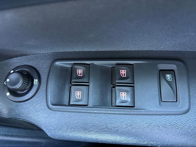 ＬＩＢＥＲＡＬＡではガリバーグループのネットワークを駆使し、全国から選りすぐりのプレミアムカーだけをご用意してお客様のご来店をお待ちしております。