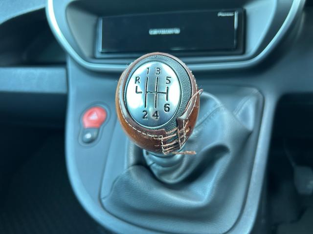 ＬＩＢＥＲＡＬＡは輸入車と本を愛される方々に少しだけ上質な時間が過ぎていくように、落ち着きのある空間をご用意しております。