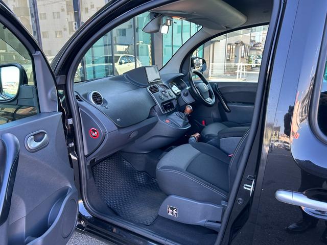 ご遠方の場合でも、下取り車両の金額を概算でお出しすることは可能でございます。車検証をお手元に、走行距離をご確認の上お問い合わせくださいませ。