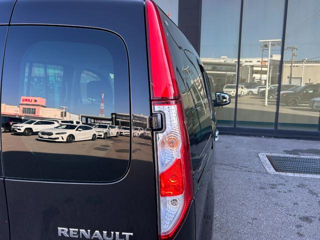 ＬＩＢＥＲＡＬＡは輸入車と本を愛される方々に少しだけ上質な時間が過ぎていくように、落ち着きのある空間をご用意しております。