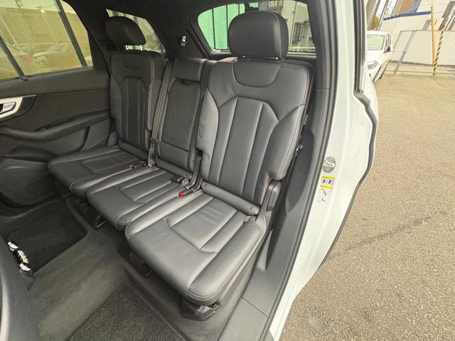 ＬＩＢＥＲＡＬＡは輸入車と本を愛される方々に少しだけ上質な時間が過ぎていくように、落ち着きのある空間をご用意しております。