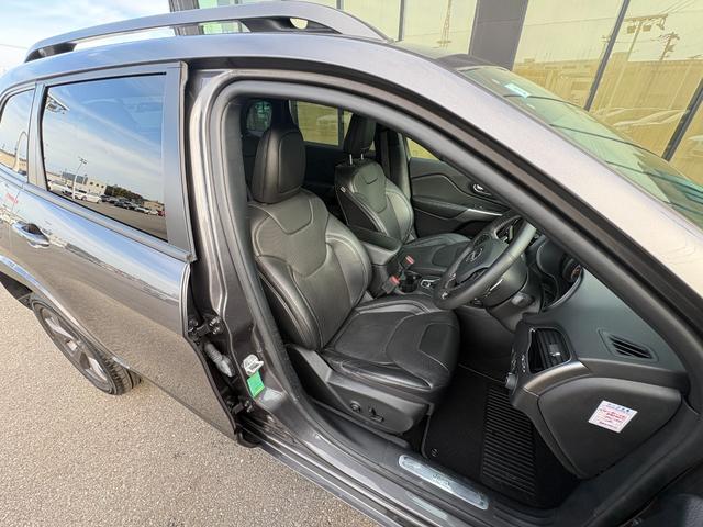 ジープ・チェロキー 80thアニバーサリーエディション 150台限定 サンルーフ 黒革 シートベンチレーション 衝突軽減ブレーキ アダプティブクルーズコントロール ブラインドスポットモニター 純正ナビ フルセグ バックカメラ クリアランスソナー(8枚目)