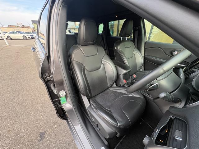 ジープ・チェロキー 80thアニバーサリーエディション 150台限定 サンルーフ 黒革 シートベンチレーション 衝突軽減ブレーキ アダプティブクルーズコントロール ブラインドスポットモニター 純正ナビ フルセグ バックカメラ クリアランスソナー(9枚目)