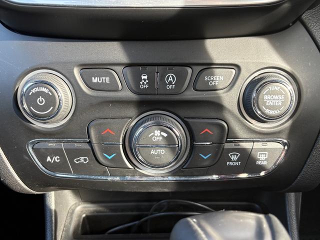 ジープ・チェロキー 80thアニバーサリーエディション 150台限定 サンルーフ 黒革 シートベンチレーション 衝突軽減ブレーキ アダプティブクルーズコントロール ブラインドスポットモニター 純正ナビ フルセグ バックカメラ クリアランスソナー(30枚目)