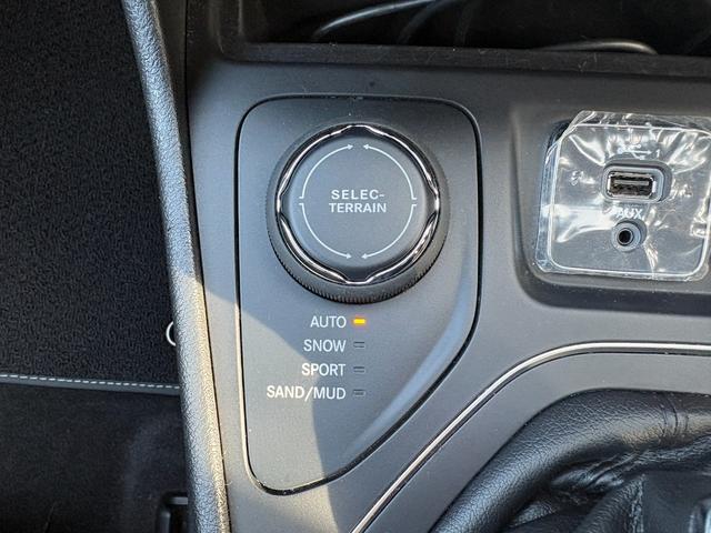 ジープ・チェロキー 80thアニバーサリーエディション 150台限定 サンルーフ 黒革 シートベンチレーション 衝突軽減ブレーキ アダプティブクルーズコントロール ブラインドスポットモニター 純正ナビ フルセグ バックカメラ クリアランスソナー(31枚目)