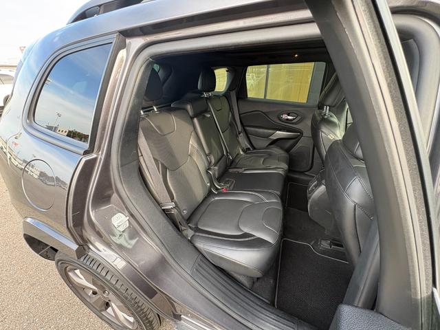 ジープ・チェロキー 80thアニバーサリーエディション 150台限定 サンルーフ 黒革 シートベンチレーション 衝突軽減ブレーキ アダプティブクルーズコントロール ブラインドスポットモニター 純正ナビ フルセグ バックカメラ クリアランスソナー(38枚目)