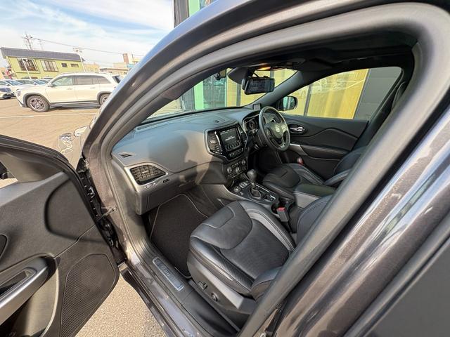 ジープ・チェロキー 80thアニバーサリーエディション 150台限定 サンルーフ 黒革 シートベンチレーション 衝突軽減ブレーキ アダプティブクルーズコントロール ブラインドスポットモニター 純正ナビ フルセグ バックカメラ クリアランスソナー(41枚目)