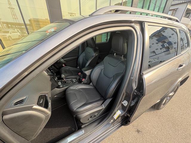 ジープ・チェロキー 80thアニバーサリーエディション 150台限定 サンルーフ 黒革 シートベンチレーション 衝突軽減ブレーキ アダプティブクルーズコントロール ブラインドスポットモニター 純正ナビ フルセグ バックカメラ クリアランスソナー(43枚目)