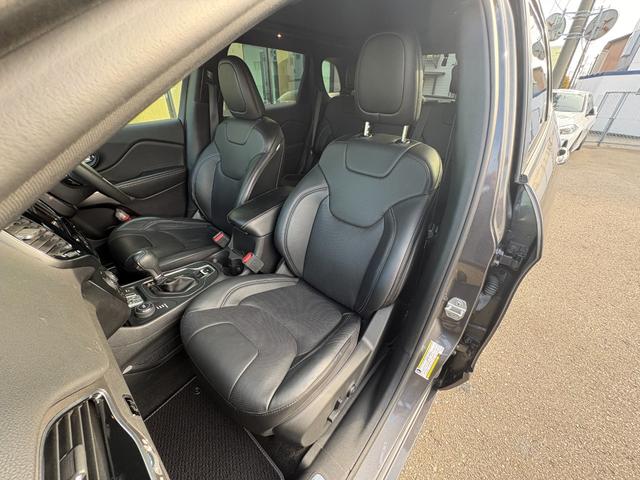 ジープ・チェロキー 80thアニバーサリーエディション 150台限定 サンルーフ 黒革 シートベンチレーション 衝突軽減ブレーキ アダプティブクルーズコントロール ブラインドスポットモニター 純正ナビ フルセグ バックカメラ クリアランスソナー(44枚目)