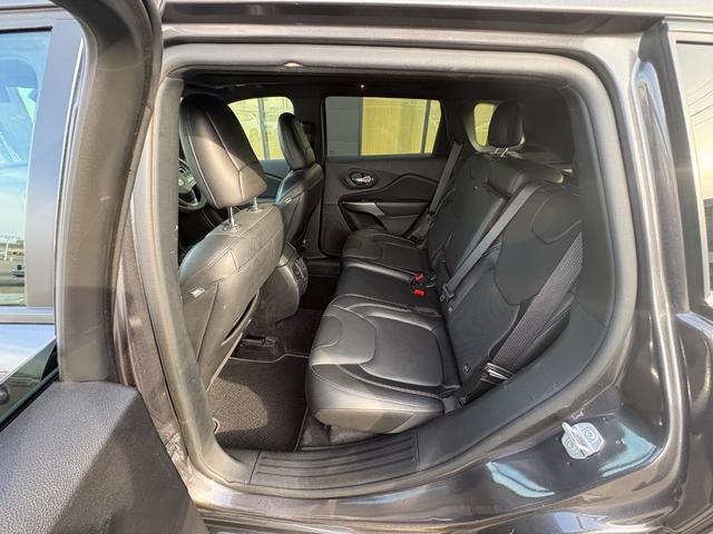 ジープ・チェロキー 80thアニバーサリーエディション 150台限定 サンルーフ 黒革 シートベンチレーション 衝突軽減ブレーキ アダプティブクルーズコントロール ブラインドスポットモニター 純正ナビ フルセグ バックカメラ クリアランスソナー(46枚目)