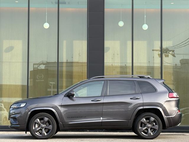 ジープ・チェロキー 80thアニバーサリーエディション 150台限定 サンルーフ 黒革 シートベンチレーション 衝突軽減ブレーキ アダプティブクルーズコントロール ブラインドスポットモニター 純正ナビ フルセグ バックカメラ クリアランスソナー(57枚目)