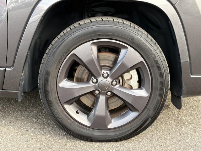 ジープ・チェロキー 80thアニバーサリーエディション 150台限定 サンルーフ 黒革 シートベンチレーション 衝突軽減ブレーキ アダプティブクルーズコントロール ブラインドスポットモニター 純正ナビ フルセグ バックカメラ クリアランスソナー(62枚目)