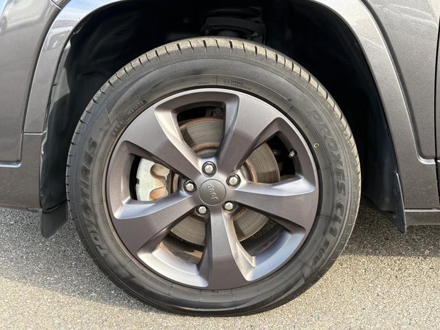 ジープ・チェロキー 80thアニバーサリーエディション 150台限定 サンルーフ 黒革 シートベンチレーション 衝突軽減ブレーキ アダプティブクルーズコントロール ブラインドスポットモニター 純正ナビ フルセグ バックカメラ クリアランスソナー(65枚目)