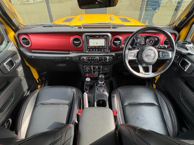 ジープ・ラングラーアンリミテッド ルビコン　黒革　シートヒーター　ＡＬＰＩＮＥスピーカー　衝突軽減Ｂ　アダプティブクルーズコントロール　ブラインドスポットモニター　純正ナビ　フルセグＴＶ　ＡｐｐｌｅＣａｒＰｌａｙ　バックカメラ　ルーフキャリアー（4枚目）