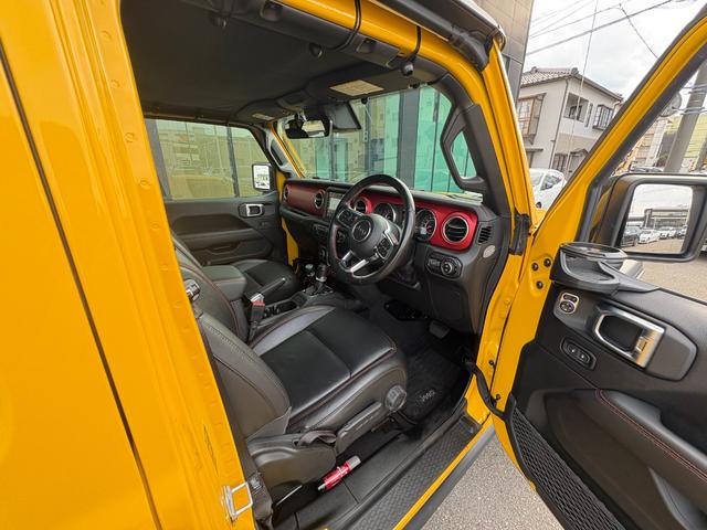 ジープ・ラングラーアンリミテッド ルビコン　黒革　シートヒーター　ＡＬＰＩＮＥスピーカー　衝突軽減Ｂ　アダプティブクルーズコントロール　ブラインドスポットモニター　純正ナビ　フルセグＴＶ　ＡｐｐｌｅＣａｒＰｌａｙ　バックカメラ　ルーフキャリアー（5枚目）