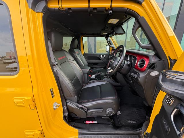 ジープ・ラングラーアンリミテッド ルビコン　黒革　シートヒーター　ＡＬＰＩＮＥスピーカー　衝突軽減Ｂ　アダプティブクルーズコントロール　ブラインドスポットモニター　純正ナビ　フルセグＴＶ　ＡｐｐｌｅＣａｒＰｌａｙ　バックカメラ　ルーフキャリアー（6枚目）