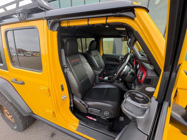 ジープ・ラングラーアンリミテッド ルビコン　黒革　シートヒーター　ＡＬＰＩＮＥスピーカー　衝突軽減Ｂ　アダプティブクルーズコントロール　ブラインドスポットモニター　純正ナビ　フルセグＴＶ　ＡｐｐｌｅＣａｒＰｌａｙ　バックカメラ　ルーフキャリアー（7枚目）