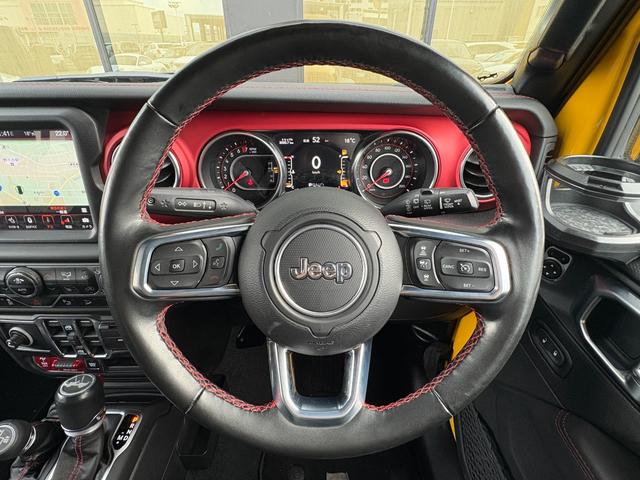 ジープ・ラングラーアンリミテッド ルビコン　黒革　シートヒーター　ＡＬＰＩＮＥスピーカー　衝突軽減Ｂ　アダプティブクルーズコントロール　ブラインドスポットモニター　純正ナビ　フルセグＴＶ　ＡｐｐｌｅＣａｒＰｌａｙ　バックカメラ　ルーフキャリアー（9枚目）