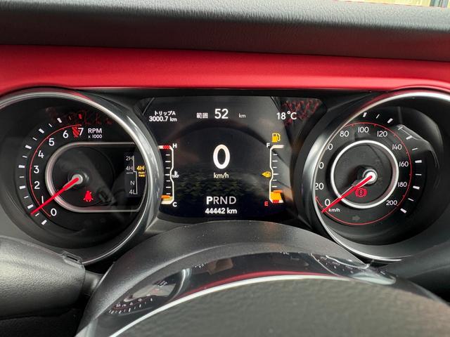 ジープ・ラングラーアンリミテッド ルビコン　黒革　シートヒーター　ＡＬＰＩＮＥスピーカー　衝突軽減Ｂ　アダプティブクルーズコントロール　ブラインドスポットモニター　純正ナビ　フルセグＴＶ　ＡｐｐｌｅＣａｒＰｌａｙ　バックカメラ　ルーフキャリアー（10枚目）