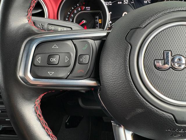 ジープ・ラングラーアンリミテッド ルビコン　黒革　シートヒーター　ＡＬＰＩＮＥスピーカー　衝突軽減Ｂ　アダプティブクルーズコントロール　ブラインドスポットモニター　純正ナビ　フルセグＴＶ　ＡｐｐｌｅＣａｒＰｌａｙ　バックカメラ　ルーフキャリアー（11枚目）