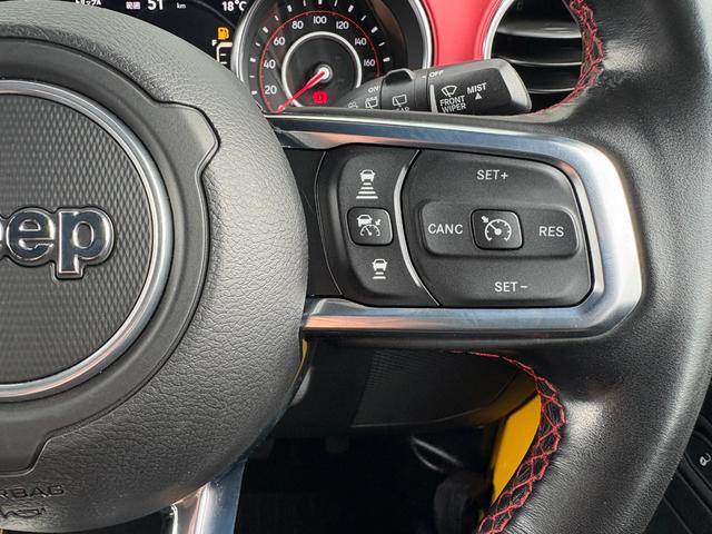 ジープ・ラングラーアンリミテッド ルビコン　黒革　シートヒーター　ＡＬＰＩＮＥスピーカー　衝突軽減Ｂ　アダプティブクルーズコントロール　ブラインドスポットモニター　純正ナビ　フルセグＴＶ　ＡｐｐｌｅＣａｒＰｌａｙ　バックカメラ　ルーフキャリアー（12枚目）