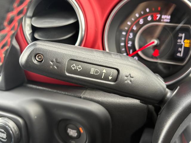 ジープ・ラングラーアンリミテッド ルビコン　黒革　シートヒーター　ＡＬＰＩＮＥスピーカー　衝突軽減Ｂ　アダプティブクルーズコントロール　ブラインドスポットモニター　純正ナビ　フルセグＴＶ　ＡｐｐｌｅＣａｒＰｌａｙ　バックカメラ　ルーフキャリアー（13枚目）