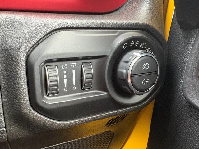 ジープ・ラングラーアンリミテッド ルビコン　黒革　シートヒーター　ＡＬＰＩＮＥスピーカー　衝突軽減Ｂ　アダプティブクルーズコントロール　ブラインドスポットモニター　純正ナビ　フルセグＴＶ　ＡｐｐｌｅＣａｒＰｌａｙ　バックカメラ　ルーフキャリアー（15枚目）