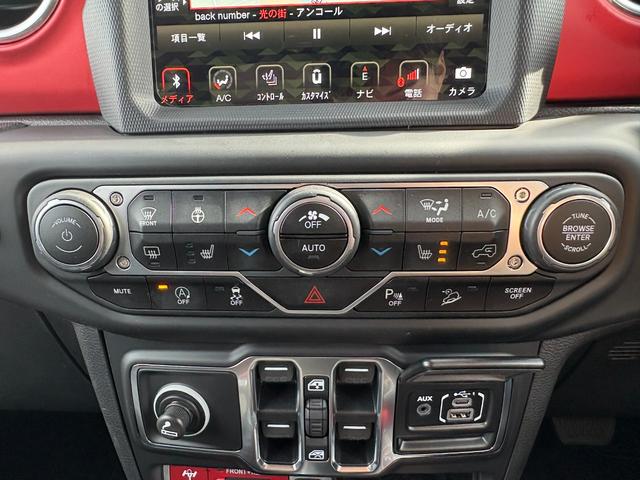 ジープ・ラングラーアンリミテッド ルビコン　黒革　シートヒーター　ＡＬＰＩＮＥスピーカー　衝突軽減Ｂ　アダプティブクルーズコントロール　ブラインドスポットモニター　純正ナビ　フルセグＴＶ　ＡｐｐｌｅＣａｒＰｌａｙ　バックカメラ　ルーフキャリアー（26枚目）