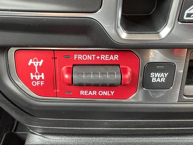 ジープ・ラングラーアンリミテッド ルビコン　黒革　シートヒーター　ＡＬＰＩＮＥスピーカー　衝突軽減Ｂ　アダプティブクルーズコントロール　ブラインドスポットモニター　純正ナビ　フルセグＴＶ　ＡｐｐｌｅＣａｒＰｌａｙ　バックカメラ　ルーフキャリアー（27枚目）