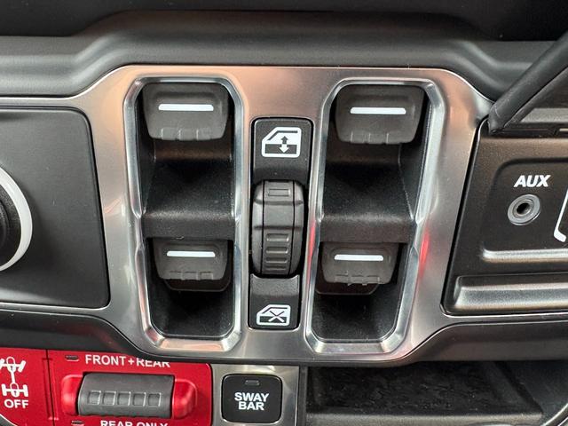 ジープ・ラングラーアンリミテッド ルビコン　黒革　シートヒーター　ＡＬＰＩＮＥスピーカー　衝突軽減Ｂ　アダプティブクルーズコントロール　ブラインドスポットモニター　純正ナビ　フルセグＴＶ　ＡｐｐｌｅＣａｒＰｌａｙ　バックカメラ　ルーフキャリアー（28枚目）