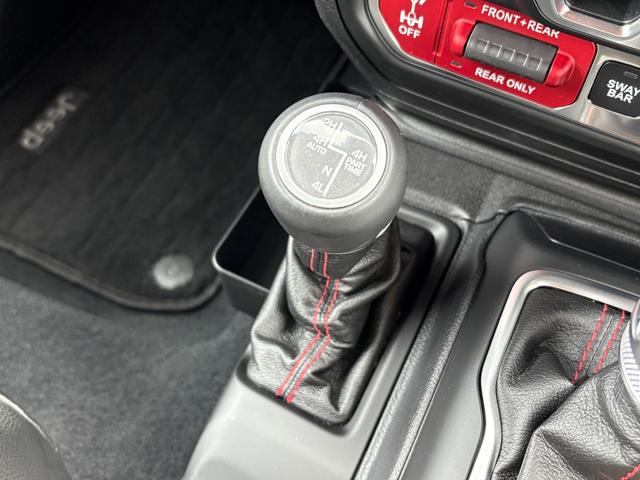 ジープ・ラングラーアンリミテッド ルビコン　黒革　シートヒーター　ＡＬＰＩＮＥスピーカー　衝突軽減Ｂ　アダプティブクルーズコントロール　ブラインドスポットモニター　純正ナビ　フルセグＴＶ　ＡｐｐｌｅＣａｒＰｌａｙ　バックカメラ　ルーフキャリアー（29枚目）