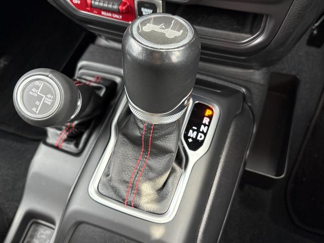 ジープ・ラングラーアンリミテッド ルビコン　黒革　シートヒーター　ＡＬＰＩＮＥスピーカー　衝突軽減Ｂ　アダプティブクルーズコントロール　ブラインドスポットモニター　純正ナビ　フルセグＴＶ　ＡｐｐｌｅＣａｒＰｌａｙ　バックカメラ　ルーフキャリアー（30枚目）