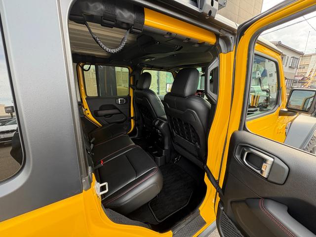 ジープ・ラングラーアンリミテッド ルビコン　黒革　シートヒーター　ＡＬＰＩＮＥスピーカー　衝突軽減Ｂ　アダプティブクルーズコントロール　ブラインドスポットモニター　純正ナビ　フルセグＴＶ　ＡｐｐｌｅＣａｒＰｌａｙ　バックカメラ　ルーフキャリアー（35枚目）